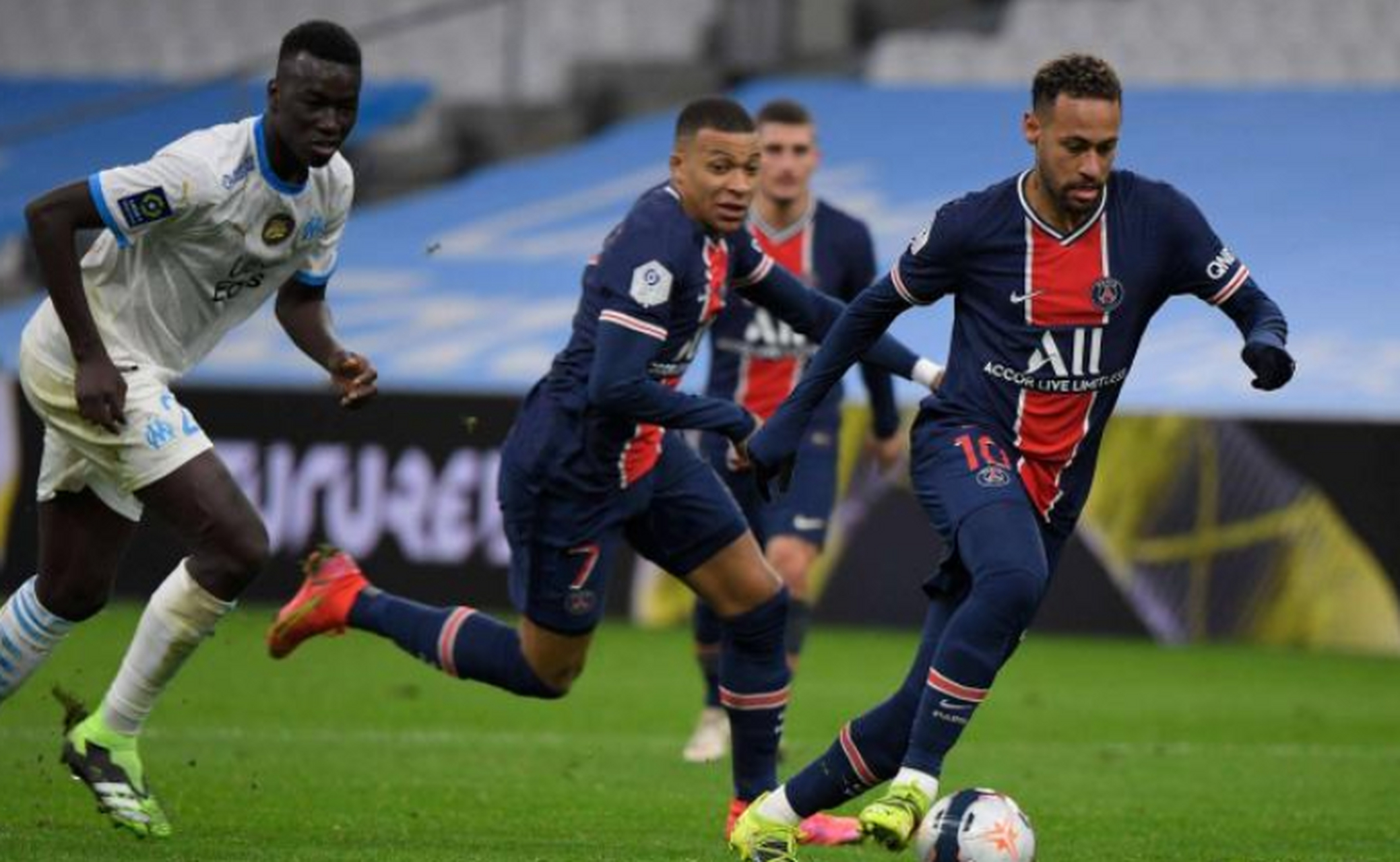 包含集结日AC米兰主帅复盘：欧超杯节点到来，信心回归，控场能力受关注的词条