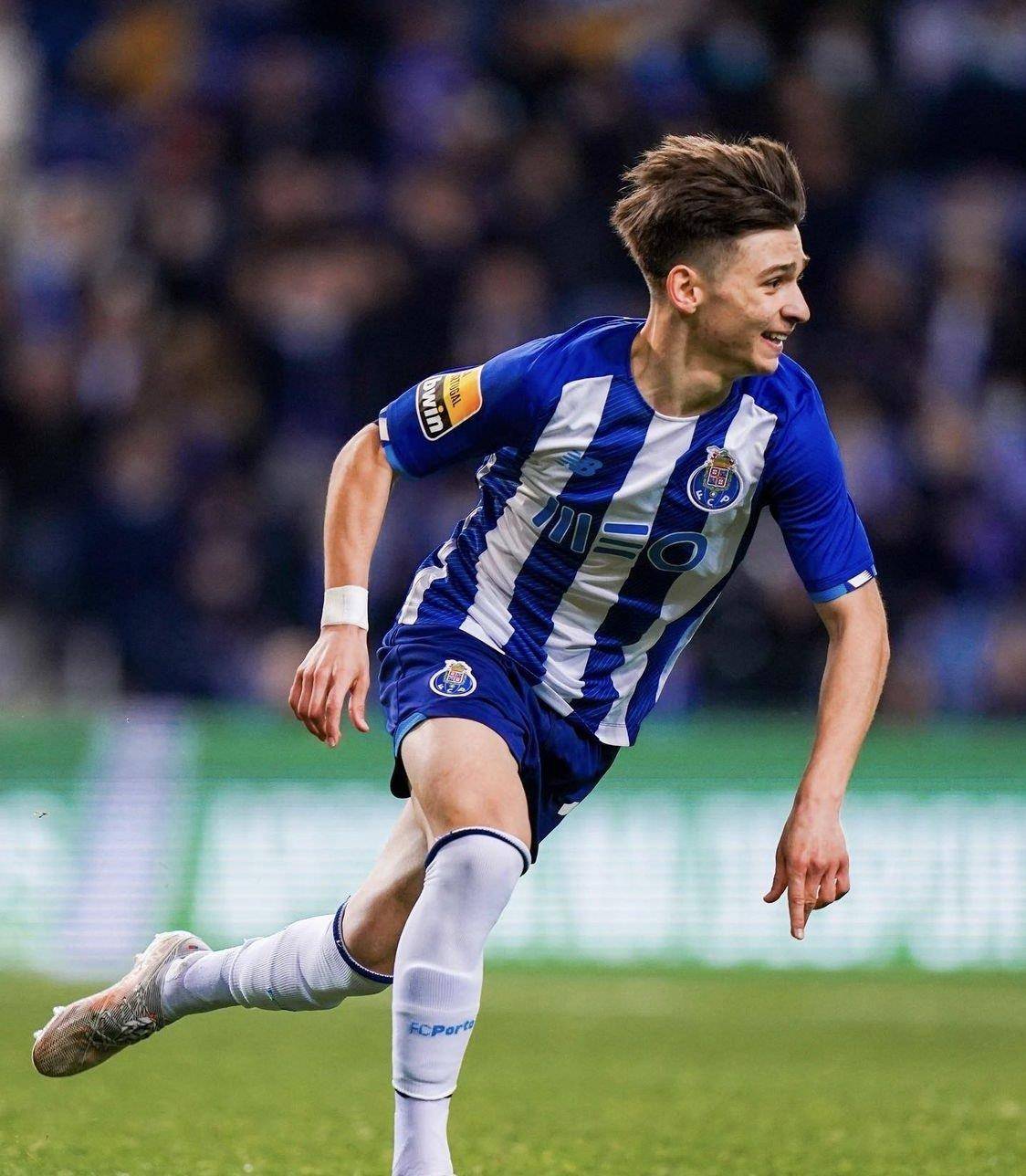 离谱！阿贾克斯国际比赛日强势反弹广州队关键时刻回应争议，今晚葡萄牙体育门线救险(阿贾克斯官网)